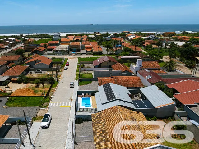 BELÍSSIMA CASA COM PISCINA E ÁREA DE FESTAS PRÓXIM