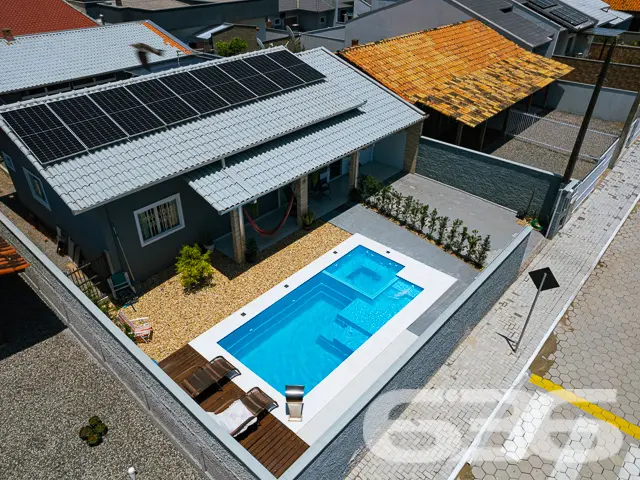 BELÍSSIMA CASA COM PISCINA E ÁREA DE FESTAS PRÓXIM