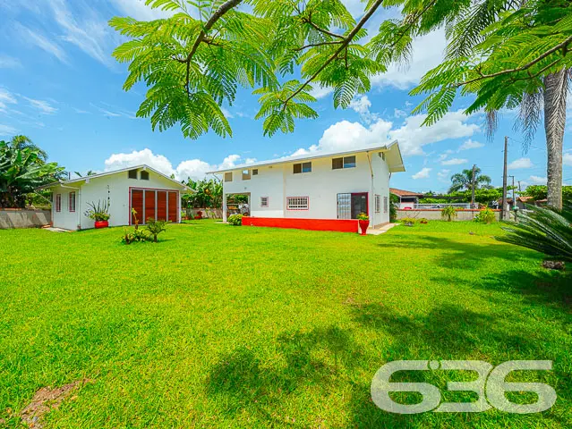 EXCELENTE CASA COM 3 QUARTOS + OFICINA A APENAS 22