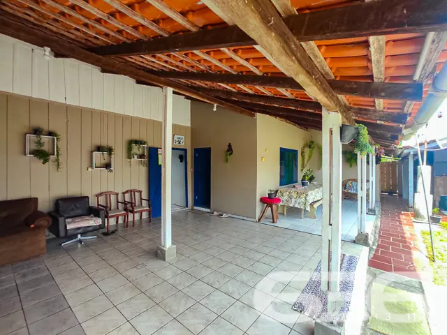 VENDE-SE IMÓVEL COM AMPLO QUINTAL E PERTINHO DA PR