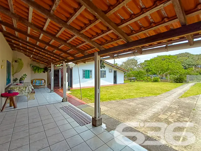 VENDE-SE IMÓVEL COM AMPLO QUINTAL E PERTINHO DA PR