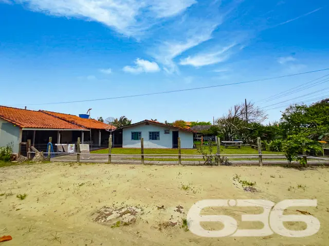 VENDE-SE IMÓVEL COM AMPLO QUINTAL E PERTINHO DA PR