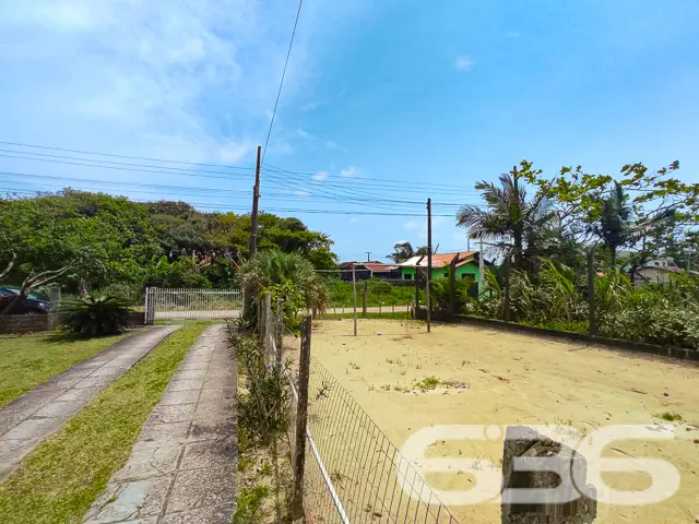 VENDE-SE IMÓVEL COM AMPLO QUINTAL E PERTINHO DA PR