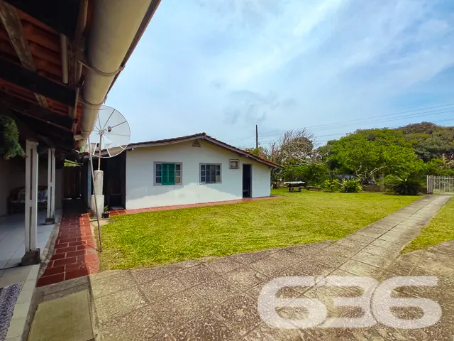 VENDE-SE IMÓVEL COM AMPLO QUINTAL E PERTINHO DA PR