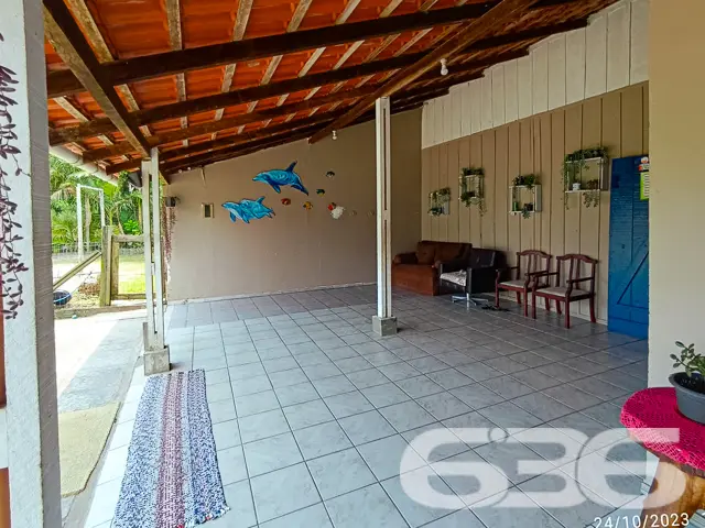VENDE-SE IMÓVEL COM AMPLO QUINTAL E PERTINHO DA PR