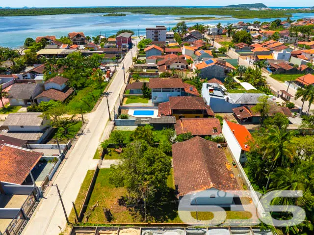 Apresentamos esta encantadora residência localizad