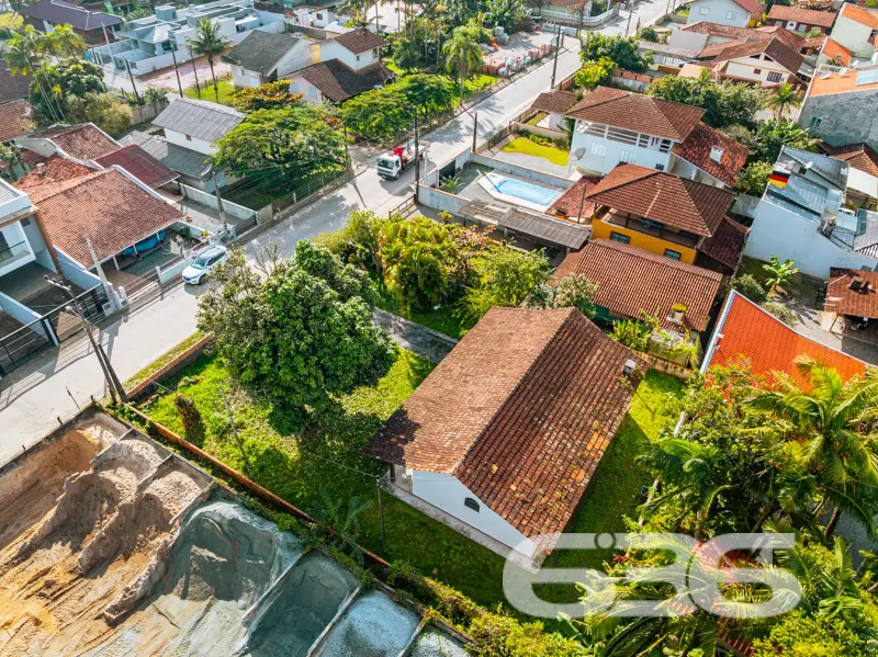 Apresentamos esta encantadora residência localizad