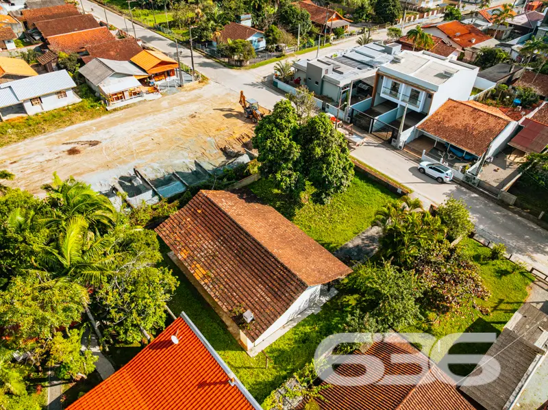 Apresentamos esta encantadora residência localizad