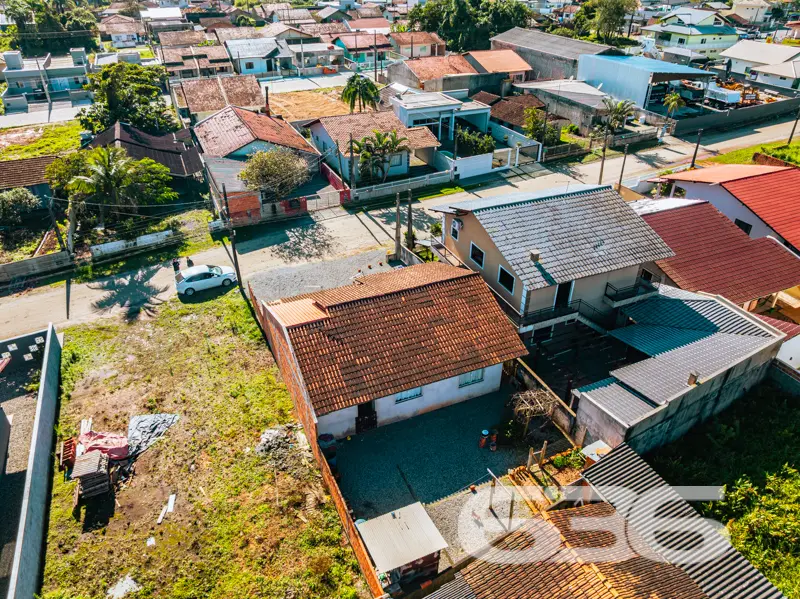 Residência térrea à venda no Centro de Balneário B