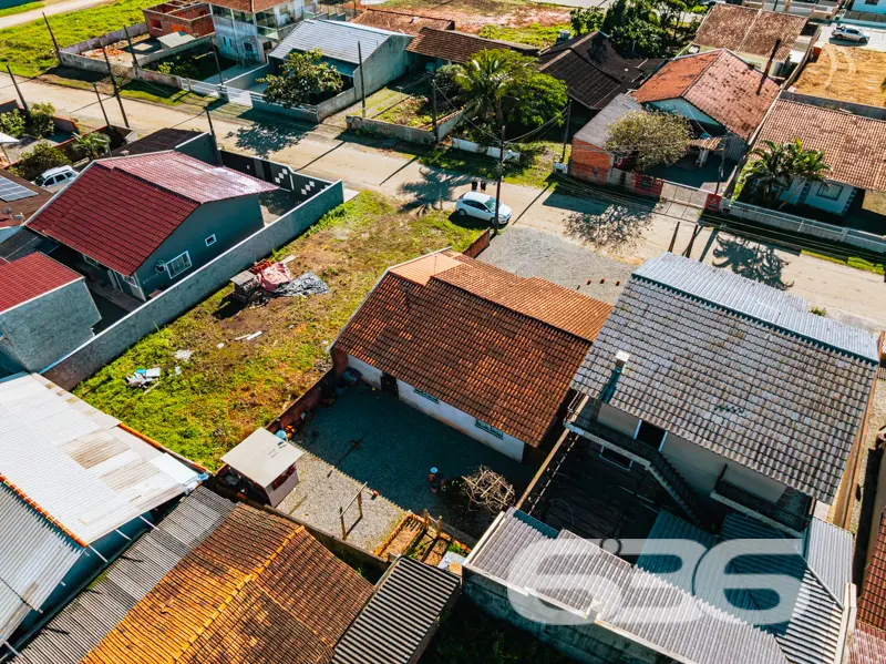 Residência térrea à venda no Centro de Balneário B