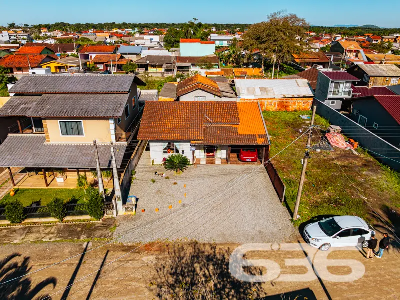 Residência térrea à venda no Centro de Balneário B