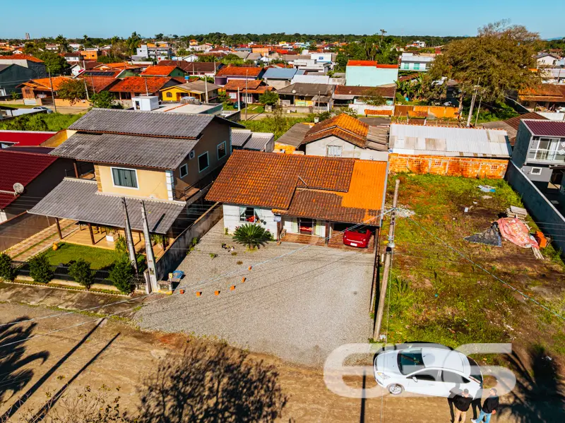 Residência térrea à venda no Centro de Balneário B