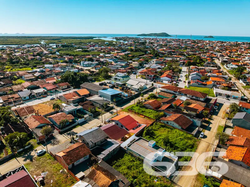 Residência térrea à venda no Centro de Balneário B