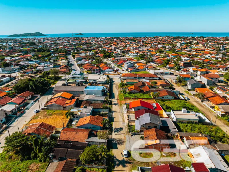 Residência térrea à venda no Centro de Balneário B