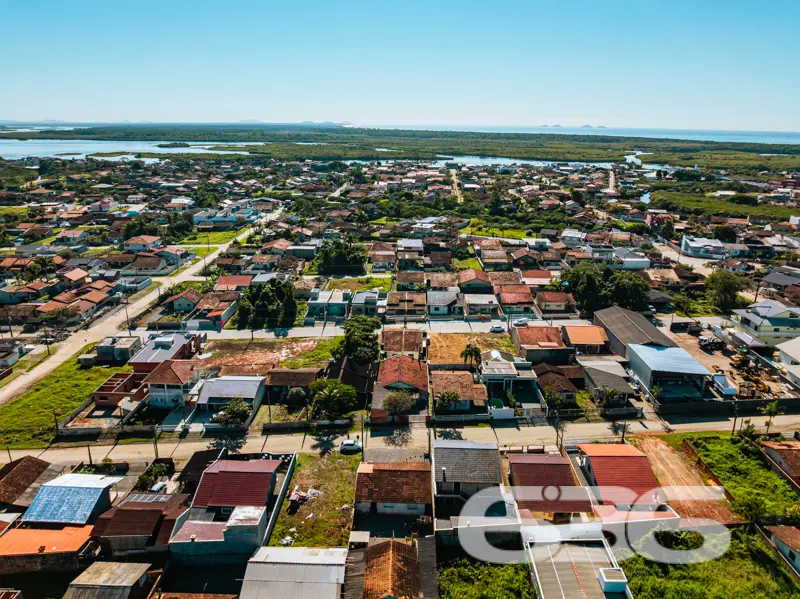 Residência térrea à venda no Centro de Balneário B