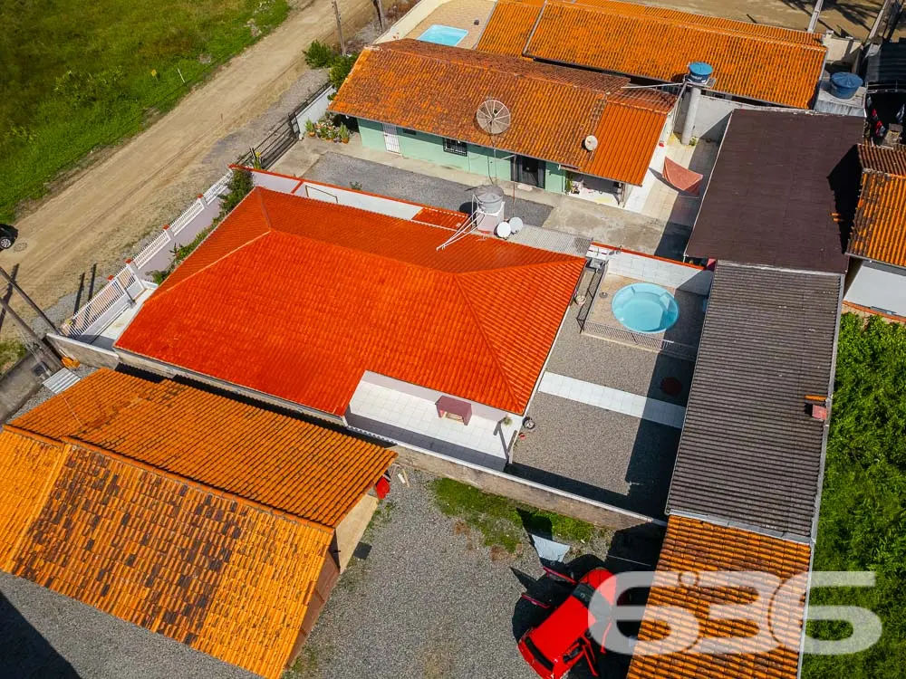 LINDA CASA COM 1 SUÍTE E 2 QUARTOS, EXCELENTE LOC