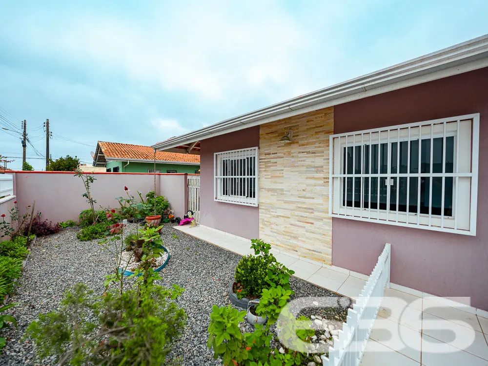 LINDA CASA COM 1 SUÍTE E 2 QUARTOS, EXCELENTE LOC