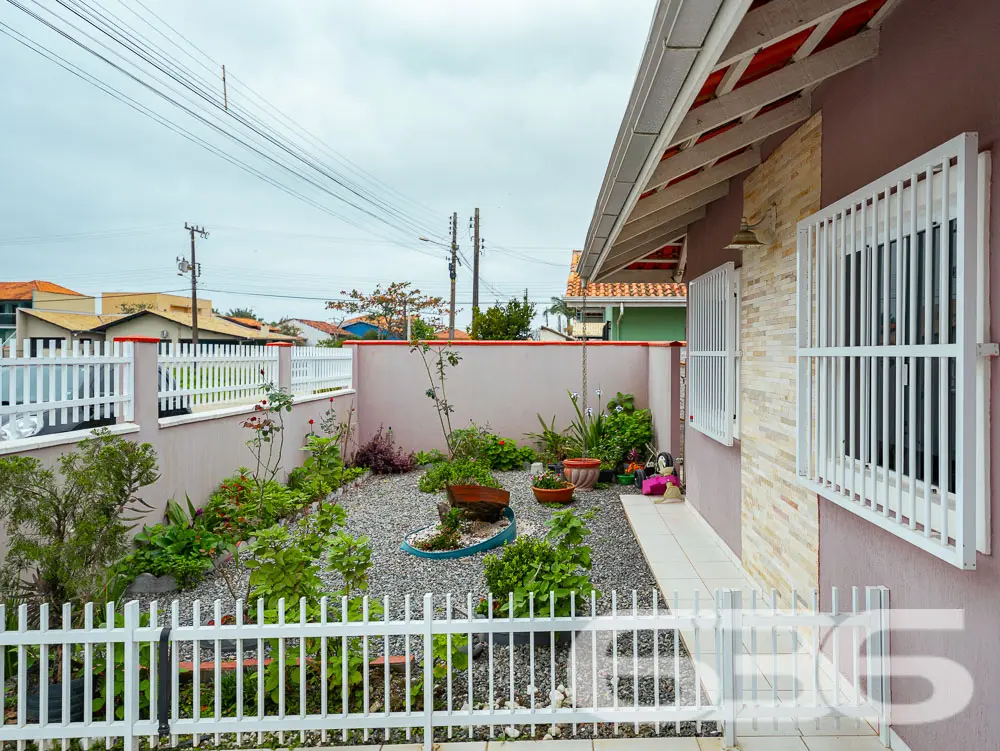 LINDA CASA COM 1 SUÍTE E 2 QUARTOS, EXCELENTE LOC