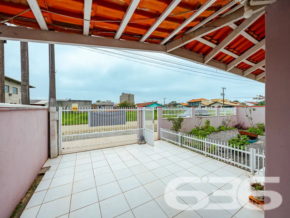 LINDA CASA COM 1 SUÍTE E 2 QUARTOS, EXCELENTE LOC