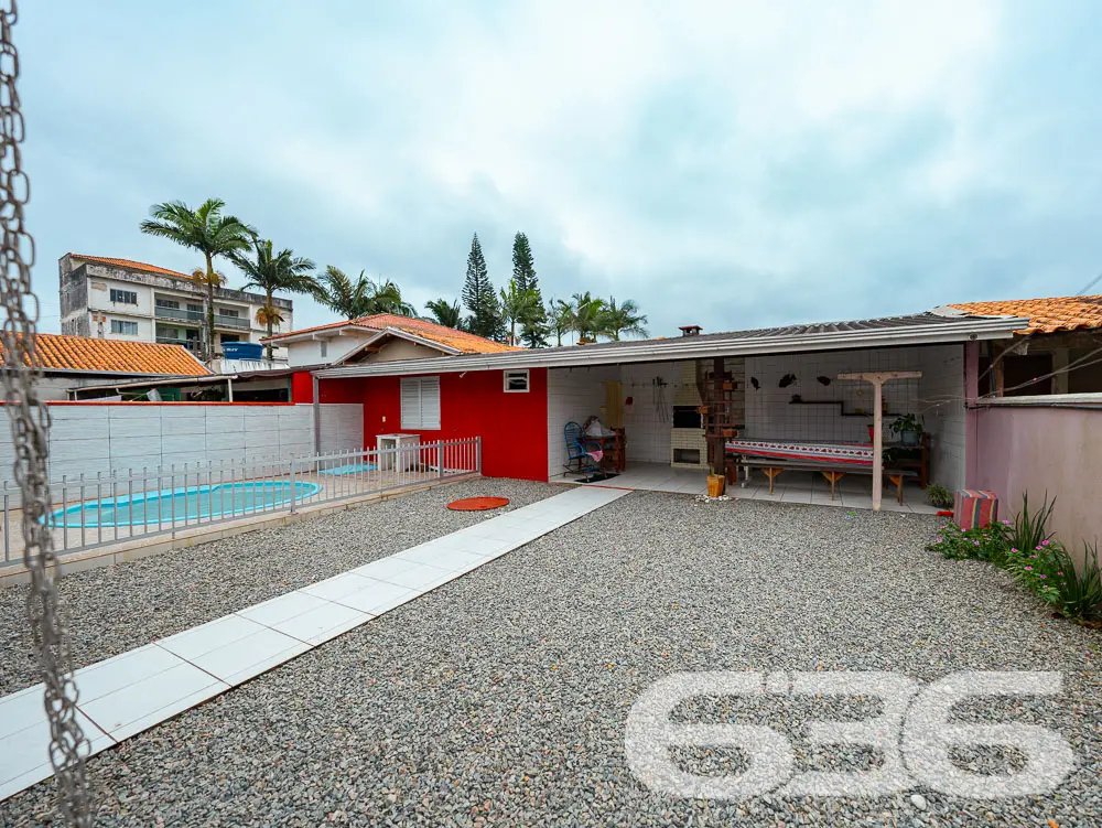 LINDA CASA COM 1 SUÍTE E 2 QUARTOS, EXCELENTE LOC