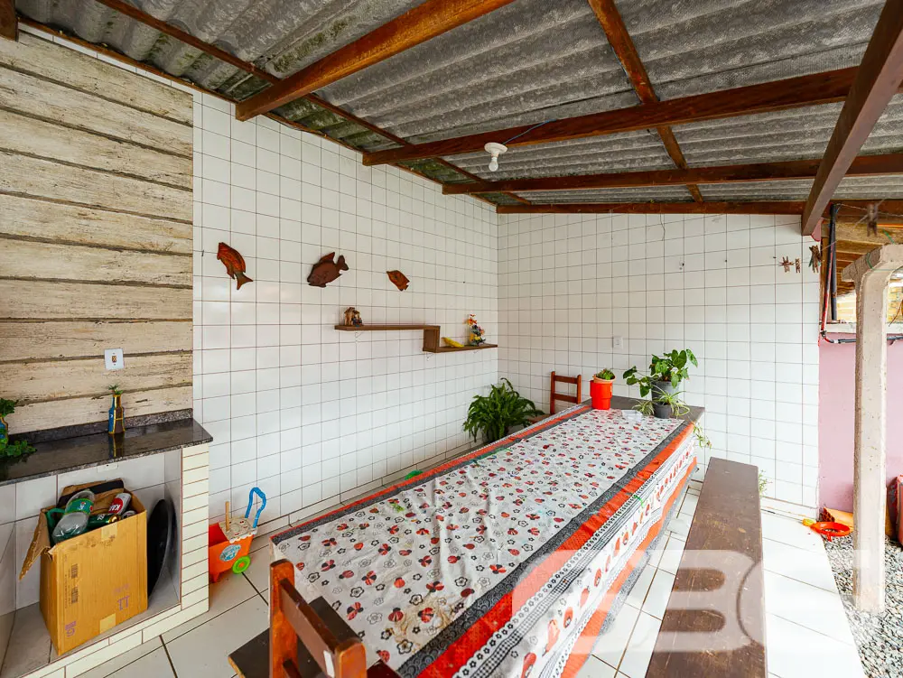 LINDA CASA COM 1 SUÍTE E 2 QUARTOS, EXCELENTE LOC