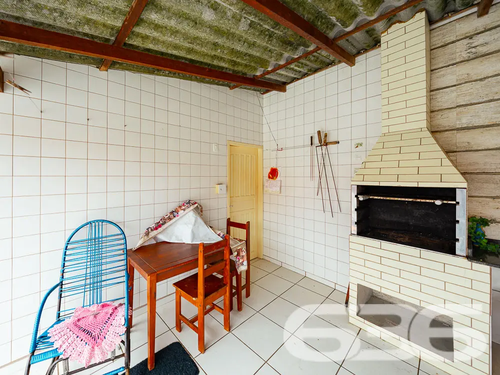 LINDA CASA COM 1 SUÍTE E 2 QUARTOS, EXCELENTE LOC