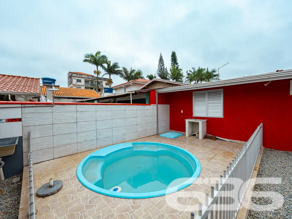 LINDA CASA COM 1 SUÍTE E 2 QUARTOS, EXCELENTE LOC