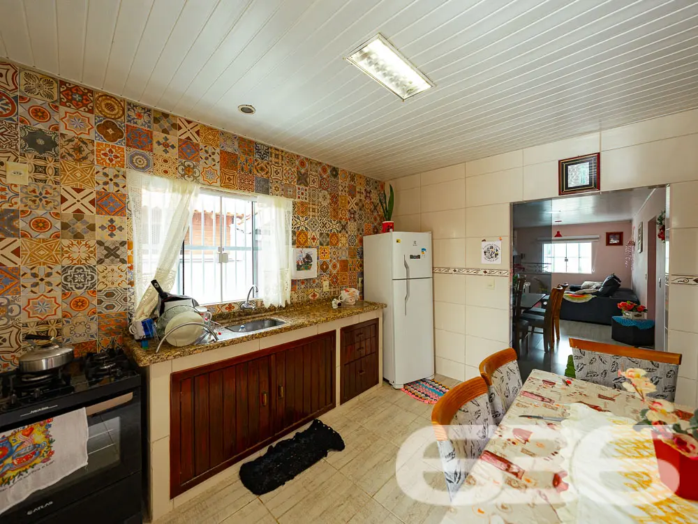 LINDA CASA COM 1 SUÍTE E 2 QUARTOS, EXCELENTE LOC