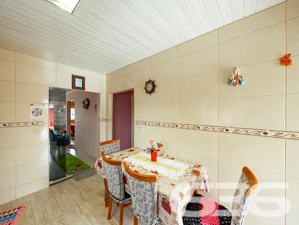 LINDA CASA COM 1 SUÍTE E 2 QUARTOS, EXCELENTE LOC