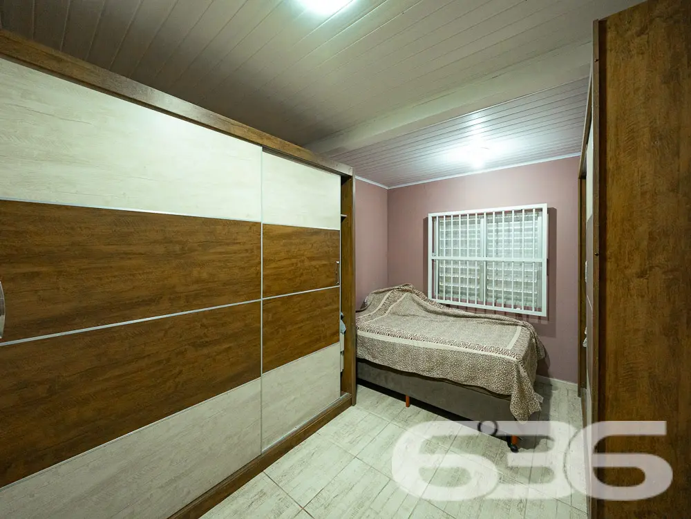 LINDA CASA COM 1 SUÍTE E 2 QUARTOS, EXCELENTE LOC