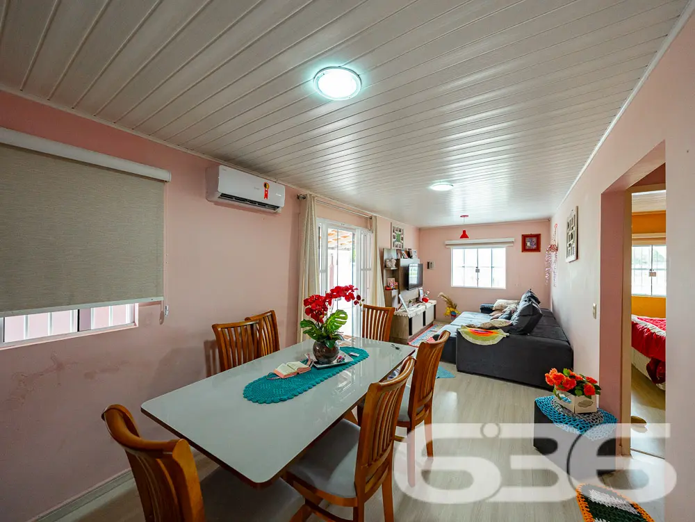 LINDA CASA COM 1 SUÍTE E 2 QUARTOS, EXCELENTE LOC