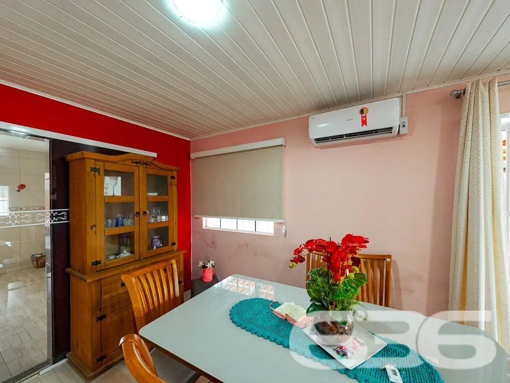 LINDA CASA COM 1 SUÍTE E 2 QUARTOS, EXCELENTE LOC