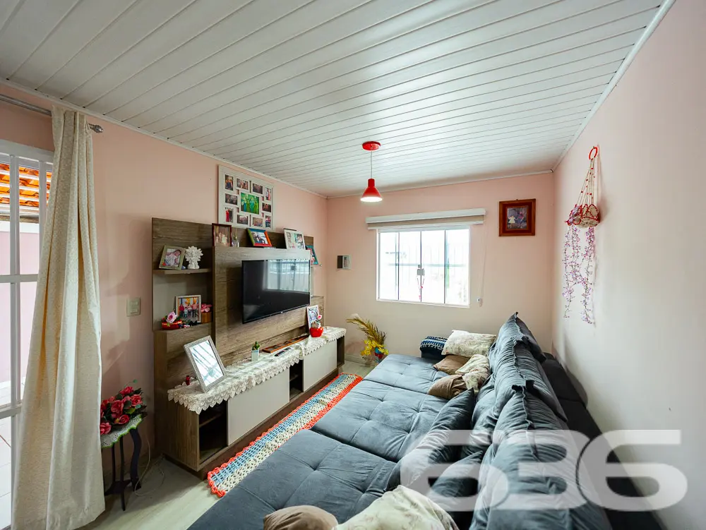 LINDA CASA COM 1 SUÍTE E 2 QUARTOS, EXCELENTE LOC
