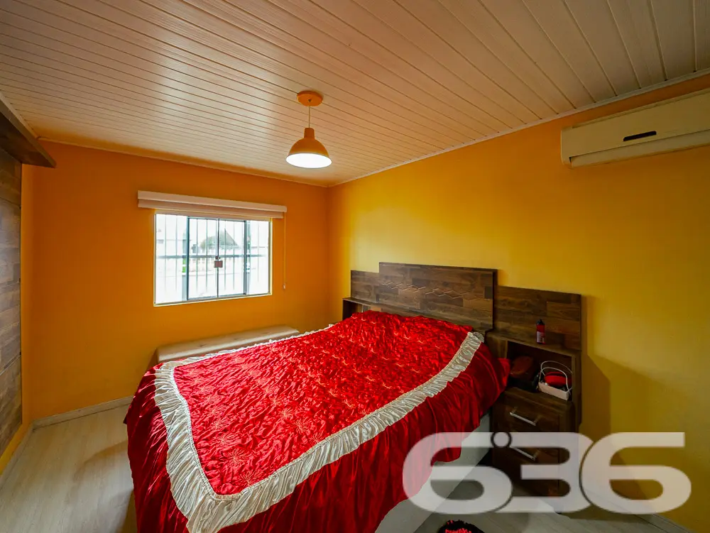 LINDA CASA COM 1 SUÍTE E 2 QUARTOS, EXCELENTE LOC