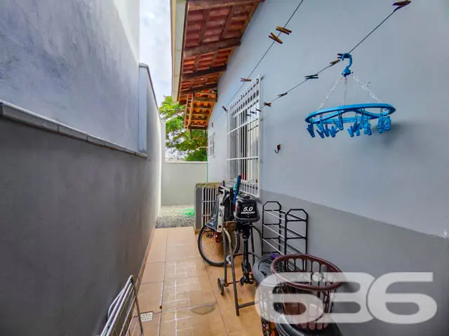 RESIDÊNCIA TÉRREA DE ESQUINA NO CENTRO DE BALNEÁRI