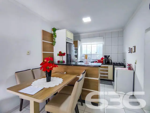 RESIDÊNCIA TÉRREA DE ESQUINA NO CENTRO DE BALNEÁRI