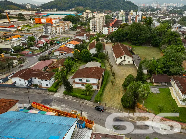 TERRENO NO BAIRRO GLÓRIA. Com uma área total de ap