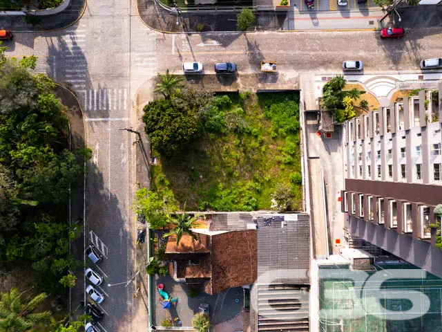 TERRENO DE ESQUINA NO CENTRO - ESTUDA PERMUTA POR