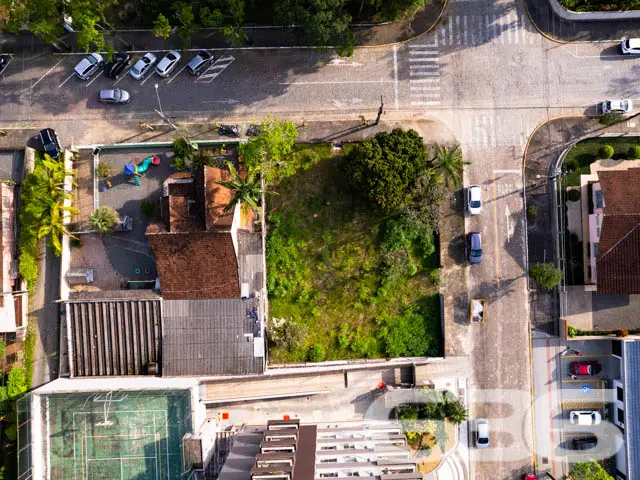 TERRENO DE ESQUINA NO CENTRO - ESTUDA PERMUTA POR