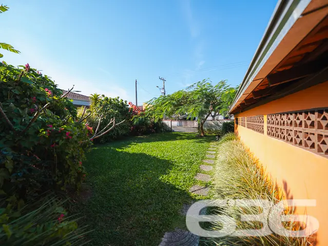Descubra o encanto da vida na praia com esta resid
