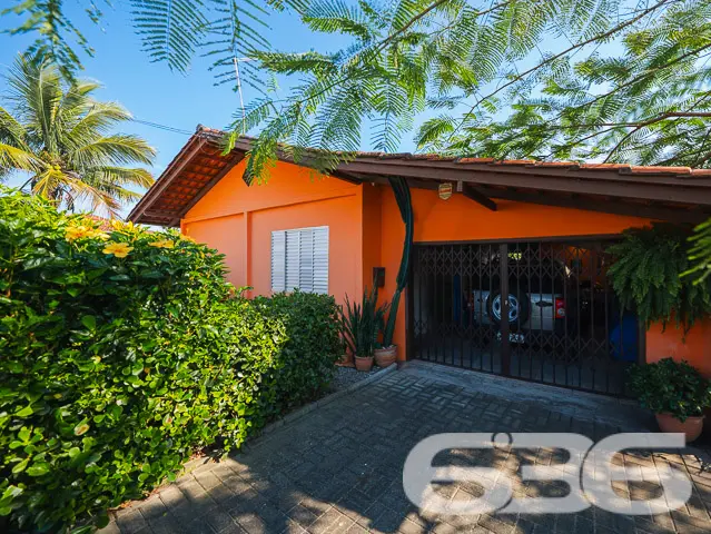 Descubra o encanto da vida na praia com esta resid