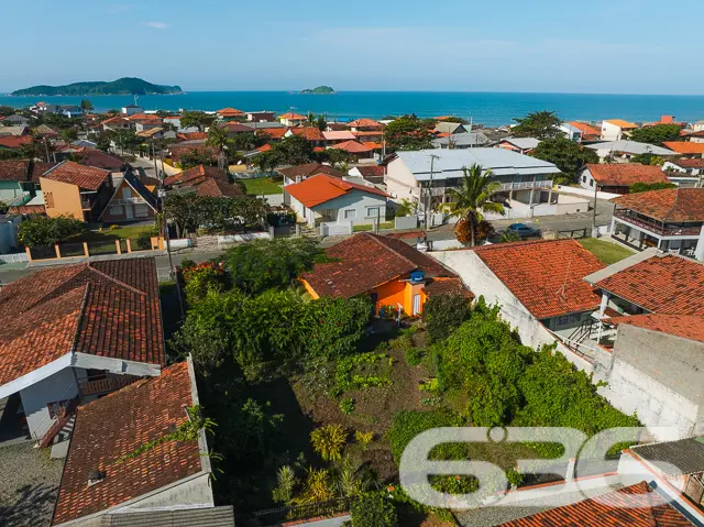 Descubra o encanto da vida na praia com esta resid