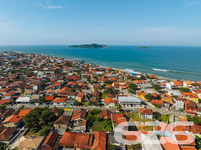 Descubra o encanto da vida na praia com esta resid
