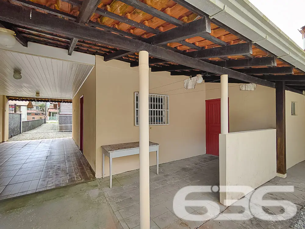 Charmosa Residência Térrea em Balneário Barra do S