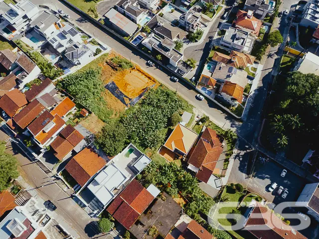 LOTE COM 830m² À VENDA, NO BAIRRO ANITA GARIBALDI,