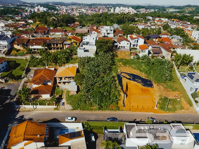 LOTE COM 830m² À VENDA, NO BAIRRO ANITA GARIBALDI,