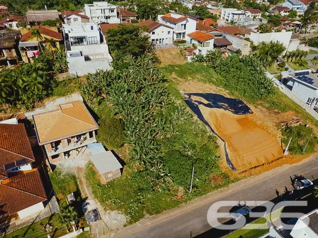 LOTE COM 830m² À VENDA, NO BAIRRO ANITA GARIBALDI,