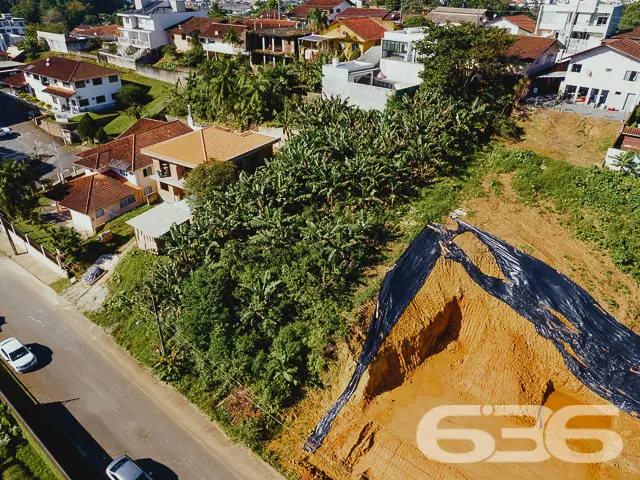 LOTE COM 830m² À VENDA, NO BAIRRO ANITA GARIBALDI,
