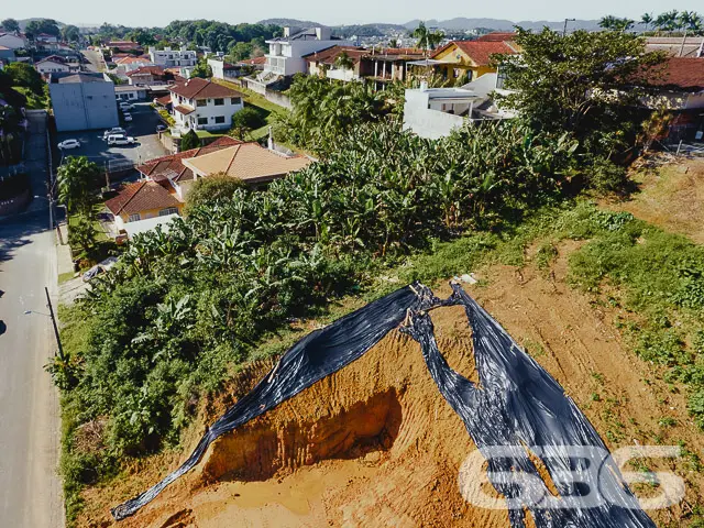 LOTE COM 830m² À VENDA, NO BAIRRO ANITA GARIBALDI,
