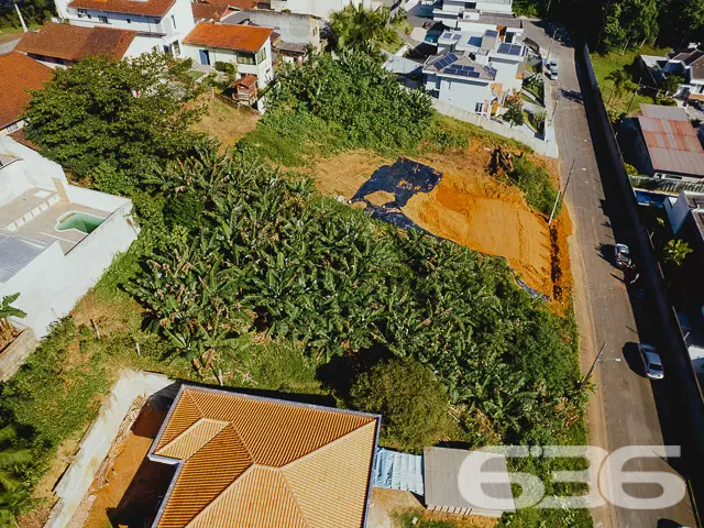 LOTE COM 830m² À VENDA, NO BAIRRO ANITA GARIBALDI,
